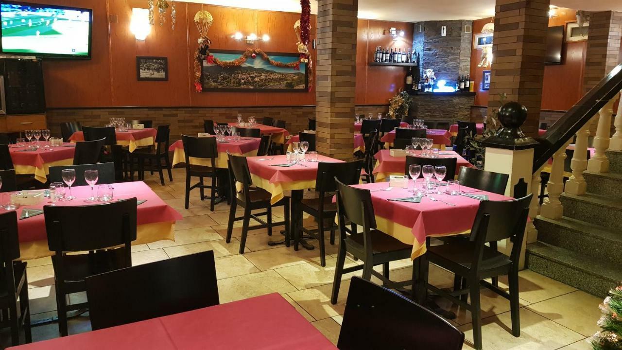 Hostal Plaza El Espinar Buitenkant foto