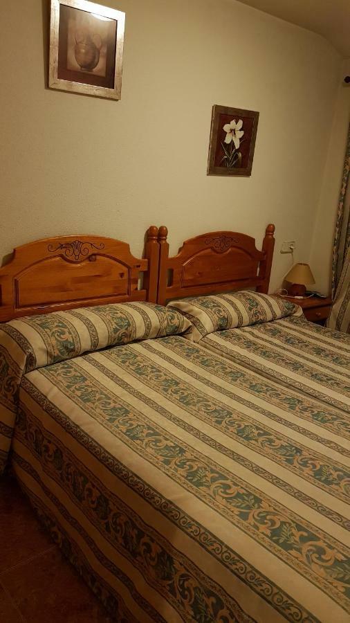 Hostal Plaza El Espinar Buitenkant foto