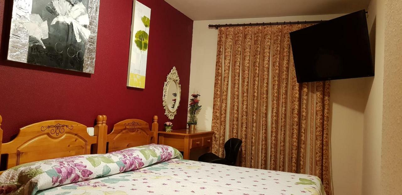Hostal Plaza El Espinar Buitenkant foto